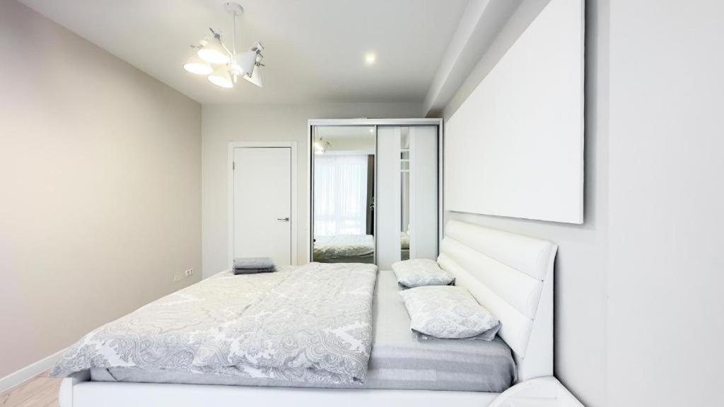 Glass New Apartments Ultracentral Kischinau Exterior foto